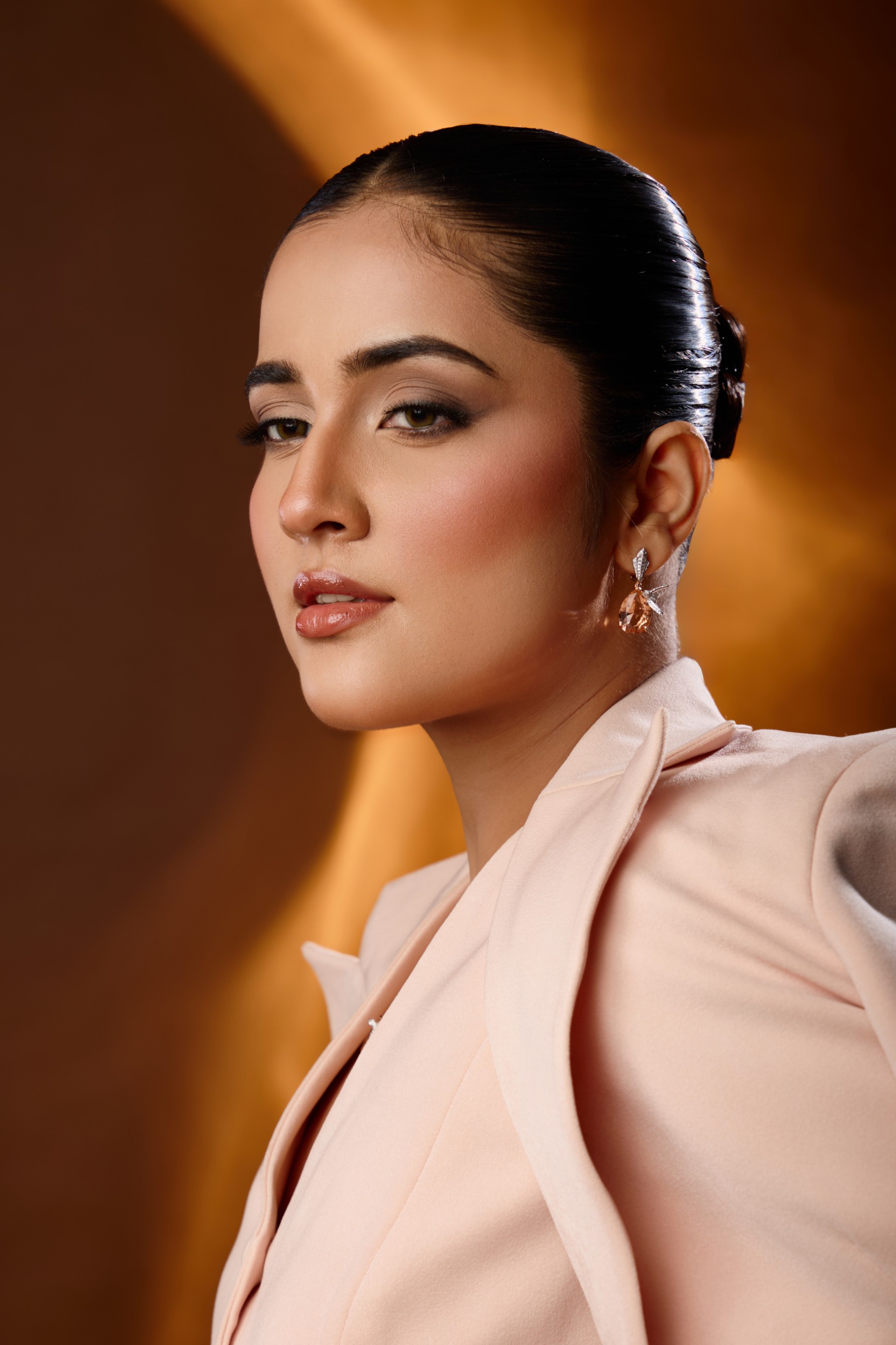 3-Light Portrait with Patterned Background
